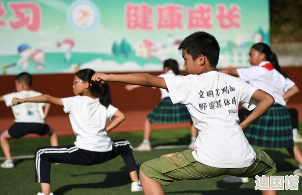 探索当代大学生的多元生活：从操场到课堂，揭示她们背后的故事与梦想