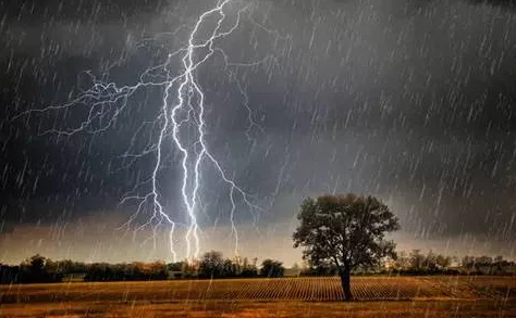 JUL532外勤突然下大雨爱弓凉，惊现罕见雷暴导致多地交通瘫痪，众多市民冒雨逃生！