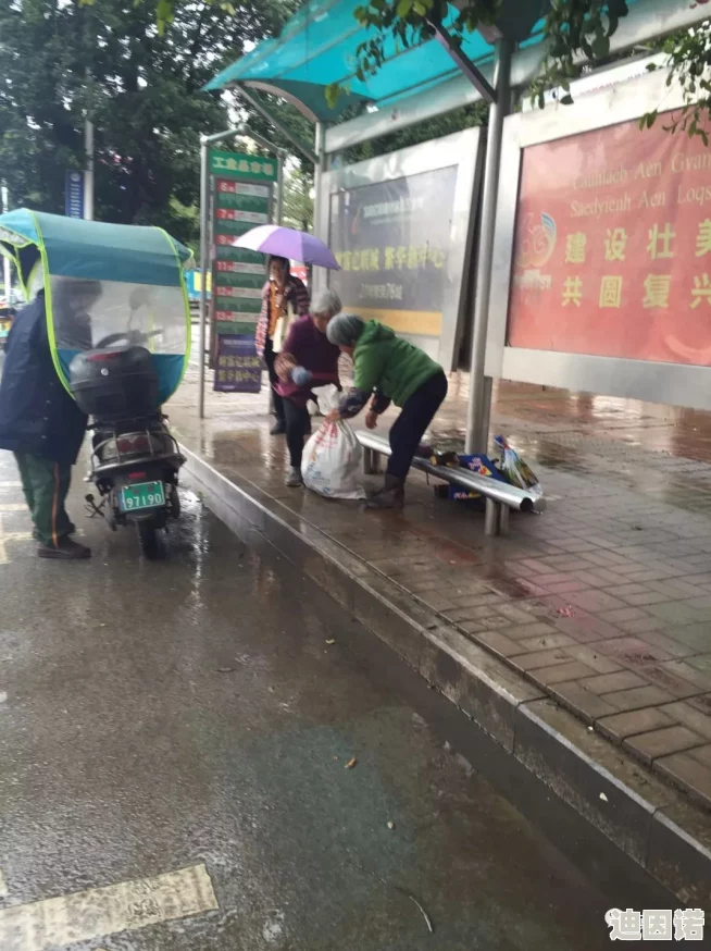 下雨天公交车站避雨1：在阴雨绵绵的日子里，许多人选择在公交车站暂时躲避倾盆大雨，以便等待交通工具的到来