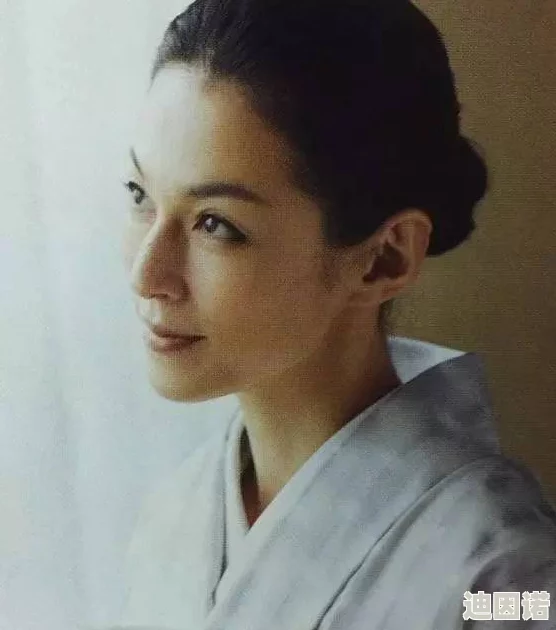 张柏芝2008年经典回顾：从银幕女神到生活中的坚强女性，见证她的成长与蜕变之路