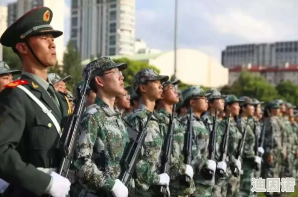 军训时被教官啪到腿软3p惊爆！现场目击者称气氛火热令人窒息，学员们纷纷表示难以承受的刺激与挑战