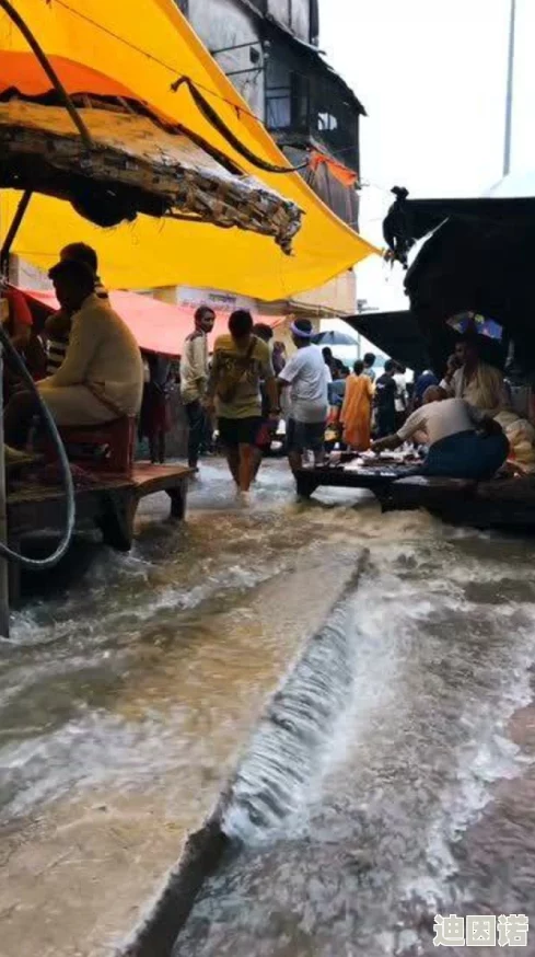 好多水啊啊啊，真是让人惊叹！这场雨下得太猛了，街道都快淹没了