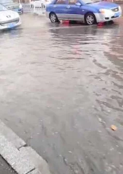 好多水啊啊啊，真是让人惊叹！这场雨下得太猛了，街道都快淹没了