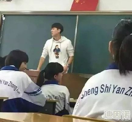 含着精液上课的学生竟然是校长女儿惊喜现身