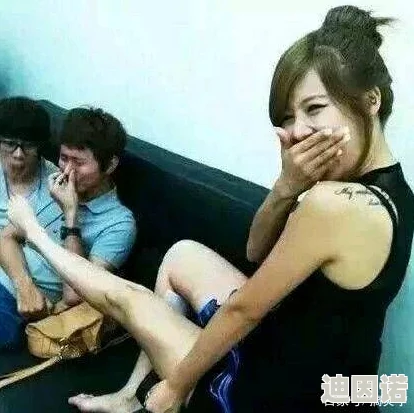 美女露出胸让男生狂揉 网友热议这是什么操作？